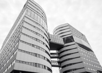 Nieuwbouw hoofdkantoor Waternet (voorheen DWR/AGV) Gedurende de periode 2003-2004 ben ik betrokken geweest bij de nieuwbouw van het hoofdkantoor van DWR en waterschap AGV in Amsterdam. Het kantoorpand voorzien van een parkeerkelder is gesitueerd direct aan de Amstel nabij de voormalige Bijlmerbajes. Het bestond uit 2 kantoortorens van 14 en 15 verdiepingen in een specifieke vorm ontworpen door bureau H. Hertzberger. In de plint was ruimte voor laboratoriums. De onderbouw is voorzien van een groendak wat uit de dijk van de Amstel op loopt.